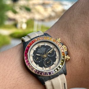 TW Factory ROLEX Cosmograph Daytona Carbon Fiber Custom Edition. This timepiece offers lightweight comfort with a rugged exterior, featuring a unique carbon fiber pattern on every watch. 【Case】 Dimensions of 40x12.4mm perfectly match the original. TW Factory masterfully crafts the distinctive character of carbon fiber Rolex.Exclusively in the market, the entire case, bezel, and caseback are crafted from high-composite carbon fiber and ultra-bright luminous powder. Meticulous hand-polishing and chamfering enhance every detail, delivering exceptional texture.【Bracelet Clasp】The strap is crafted from synthetic fiber webbing, offering breathable comfort and a soft texture. 【Movement】Features the latest precise and mature 4801 movement (functionality and thickness identical to the 4130), perfectly delivering powerful functionality—the ultimate value for money!!!