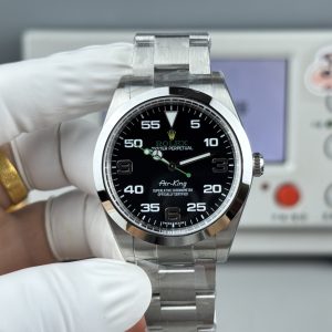 VS Rolex, Air-King Series M116900-0001 40mm Triple-Code with NFC Card This Air-King features case code 34Y6Y958,Buckle Code: Model 1 M116900, 40mm case, equipped with Swiss 3132😄 integrated movement (not a low-grade factory version; movement features calendar position and neutral gear). Though not a new release—previously produced by various factories—none achieved exceptional quality, with some details being entirely inaccurate.Driven by personal passion, we specially crafted this 40mm Air King. VS Factory production guarantees premium quality. Though featuring a bezel with a solid ring, its manufacturing is far from simple—especially the dial's numerals, which require precise shaping, balanced polishing, and challenging luminous filling. It also includes Rolex's signature Mercedes-style diving hands. The Air King can be seen as an upgraded version of the Oyster Perpetual.Yet it avoids the flashiness of the Submariner, embodying understated elegance. This is a highly collectible timepiece. Watch ⌚️ code: 34Y6Y958. Clasp code: R3L. Customized US version with matching three codes, featuring NFC functionality. Its authenticity simulation speaks for itself. A genuine vs. replica comparison will follow for connoisseurs. A refined recommendation for men's mechanical watches.