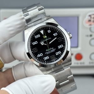 Alternative view of VS Rolex, Air-King Series M116900-0001 40mm Triple-Code with NFC Card This Air-King features case code 34Y6Y958,Buckle Code: Model 1 M116900, 40mm case, equipped with Swiss 3132😄 integrated movement (not a low-grade factory version; movement features calendar position and neutral gear). Though not a new release—previously produced by various factories—none achieved exceptional quality, with some details being entirely inaccurate.Driven by personal passion, we specially crafted this 40mm Air King. VS Factory production guarantees premium quality. Though featuring a bezel with a solid ring, its manufacturing is far from simple—especially the dial's numerals, which require precise shaping, balanced polishing, and challenging luminous filling. It also includes Rolex's signature Mercedes-style diving hands. The Air King can be seen as an upgraded version of the Oyster Perpetual.Yet it avoids the flashiness of the Submariner, embodying understated elegance. This is a highly collectible timepiece. Watch ⌚️ code: 34Y6Y958. Clasp code: R3L. Customized US version with matching three codes, featuring NFC functionality. Its authenticity simulation speaks for itself. A genuine vs. replica comparison will follow for connoisseurs. A refined recommendation for men's mechanical watches.