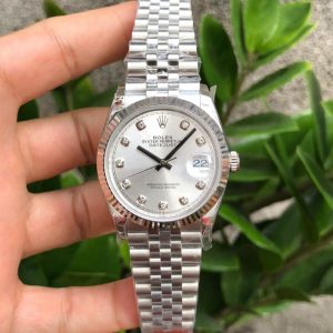 【High Quality】Latest Version: Crown logo at 6 o'clock on dial Rolex 36mm Datejust Movement Type: Automatic Mechanical Gender: Unisex Movement Type: ETA Automatic Mechanical Power Reserve: 42 hours Case Diameter: 36mm Case Thickness: N/A Dial Color: Silver Dial Shape: Round Strap Color: Silver Clasp Type: Oysterlock folding clasp with 5mm Easylink extension system Case Back: Screw-downWeight: N/A Water Resistance: 100 meters Case Material: 904L steel Bezel: Tri-Angle fluted Dial: Easy-to-read Chromalight display with long-lasting blue luminescent material Crystal: Scratch-resistant sapphire crystal with magnifying lens over date aperture Crown: Screw-down Twinlock double waterproof system Bracelet: Oystersteel, Jubilee, three-link with five-link extension Exceptional value for money!36mm dial size suits smaller wrists—perfect for both men and women!