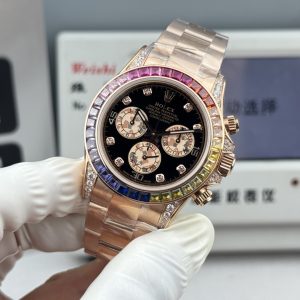 『N+ Factory Daytona』"Rainbow Daytona🌈" Entry Level: Built-in Dandong 7750 movement (adjustable for forward/backward time setting). Rainbow Daytona thickness: 12.2mm! Perfect 1:1 replica molded from the original!!! Rolex Daytona Dimensions: 40mm × 12.2mm / Vintage 12.4mm Functions: Hours, Minutes, Seconds, Chronograph Display Movement: 7750 Integrated "Adjustable Chronograph" Power Reserve: 72 Hours Crystal:Super Crystal natural sapphire Dial: Original custom dial, high-quality material: 904L stainless steel case, original-match quick-release lugs, not mass-produced one-piece standard case Bracelet: AR Factory steel bracelet, quality guaranteed Bezel: Dedicated ceramic bezel with platinum-plated coating Luminous: Swiss luminous paint, ultra-strong night visibility Water Resistance: 100 meters   1.The thickness of the Daytona watch is 12.2mm for the latest 2024 model and 12.4mm for older versions. Other market versions use counterfeit 7750 movement plates, achieving reduced thickness by lowering the pin bar. This results in extremely poor stability and cannot match the authenticity of the genuine product.    2. Integrated movement with engraved and electroplated fonts on the back for enhanced brightness.    3. Steel bracelet sourced from the original AR factory. Additionally, the clasp has been upgraded with improved proportions and dimensions.    4. Case back features updated polishing, enhanced gloss finish, and refined bezel curvature.    5. Hands upgraded by Buff Factory: all three small seconds hands and the large seconds hand are individually crafted with solid ferrules, featuring mushroom-shaped domed tips.    6. Ceramic bezel upgraded with platinum-plated lettering to prevent discoloration, featuring enhanced font thickness.    7. Dial matches the latest white version, crafted with Swiss ink and Korean ceramic polishing for a rich, pure milky white finish indistinguishable from the original. Eliminates the "dead white" discoloration common in previous market versions.    8. Each hour marker is individually CNC-machined and hand-polished at the edges. Luminescence uses Swiss phosphorescent powder matching the genuine product's color. The final effect delivers the closest market approximation to the original's luminous visual. 9. Features fully transparent sapphire crystal with no visible edges. N+ continues to deliver premium craftsmanship.