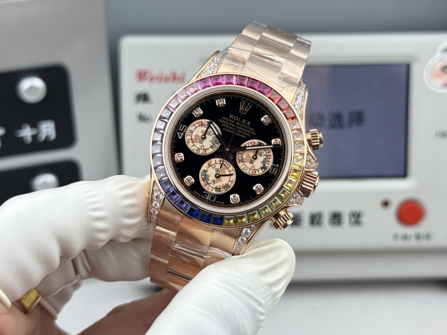 『N+ Factory Daytona』"Rainbow Daytona🌈" Entry Level: Built-in Dandong 7750 movement (adjustable for forward/backward time setting). Rainbow Daytona thickness: 12.2mm! Perfect 1:1 replica molded from the original!!! Rolex Daytona Dimensions: 40mm × 12.2mm / Vintage 12.4mm Functions: Hours, Minutes, Seconds, Chronograph Display Movement: 7750 Integrated "Adjustable Chronograph" Power Reserve: 72 Hours Crystal:Super Crystal natural sapphire Dial: Original custom dial, high-quality material: 904L stainless steel case, original-match quick-release lugs, not mass-produced one-piece standard case Bracelet: AR Factory steel bracelet, quality guaranteed Bezel: Dedicated ceramic bezel with platinum-plated coating Luminous: Swiss luminous paint, ultra-strong night visibility Water Resistance: 100 meters 1.The thickness of the Daytona watch is 12.2mm for the latest 2024 model and 12.4mm for older versions. Other market versions use counterfeit 7750 movement plates, achieving reduced thickness by lowering the pin bar. This results in extremely poor stability and cannot match the authenticity of the genuine product. 2. Integrated movement with engraved and electroplated fonts on the back for enhanced brightness. 3. Steel bracelet sourced from the original AR factory. Additionally, the clasp has been upgraded with improved proportions and dimensions. 4. Case back features updated polishing, enhanced gloss finish, and refined bezel curvature. 5. Hands upgraded by Buff Factory: all three small seconds hands and the large seconds hand are individually crafted with solid ferrules, featuring mushroom-shaped domed tips. 6. Ceramic bezel upgraded with platinum-plated lettering to prevent discoloration, featuring enhanced font thickness. 7. Dial matches the latest white version, crafted with Swiss ink and Korean ceramic polishing for a rich, pure milky white finish indistinguishable from the original. Eliminates the "dead white" discoloration common in previous market versions. 8. Each hour marker is individually CNC-machined and hand-polished at the edges. Luminescence uses Swiss phosphorescent powder matching the genuine product's color. The final effect delivers the closest market approximation to the original's luminous visual. 9. Features fully transparent sapphire crystal with no visible edges. N+ continues to deliver premium craftsmanship.