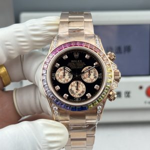 Alternative view of 『N+ Factory Daytona』"Rainbow Daytona🌈" Entry Level: Built-in Dandong 7750 movement (adjustable for forward/backward time setting). Rainbow Daytona thickness: 12.2mm! Perfect 1:1 replica molded from the original!!! Rolex Daytona Dimensions: 40mm × 12.2mm / Vintage 12.4mm Functions: Hours, Minutes, Seconds, Chronograph Display Movement: 7750 Integrated "Adjustable Chronograph" Power Reserve: 72 Hours Crystal:Super Crystal natural sapphire Dial: Original custom dial, high-quality material: 904L stainless steel case, original-match quick-release lugs, not mass-produced one-piece standard case Bracelet: AR Factory steel bracelet, quality guaranteed Bezel: Dedicated ceramic bezel with platinum-plated coating Luminous: Swiss luminous paint, ultra-strong night visibility Water Resistance: 100 meters   1.The thickness of the Daytona watch is 12.2mm for the latest 2024 model and 12.4mm for older versions. Other market versions use counterfeit 7750 movement plates, achieving reduced thickness by lowering the pin bar. This results in extremely poor stability and cannot match the authenticity of the genuine product.    2. Integrated movement with engraved and electroplated fonts on the back for enhanced brightness.    3. Steel bracelet sourced from the original AR factory. Additionally, the clasp has been upgraded with improved proportions and dimensions.    4. Case back features updated polishing, enhanced gloss finish, and refined bezel curvature.    5. Hands upgraded by Buff Factory: all three small seconds hands and the large seconds hand are individually crafted with solid ferrules, featuring mushroom-shaped domed tips.    6. Ceramic bezel upgraded with platinum-plated lettering to prevent discoloration, featuring enhanced font thickness.    7. Dial matches the latest white version, crafted with Swiss ink and Korean ceramic polishing for a rich, pure milky white finish indistinguishable from the original. Eliminates the "dead white" discoloration common in previous market versions.    8. Each hour marker is individually CNC-machined and hand-polished at the edges. Luminescence uses Swiss phosphorescent powder matching the genuine product's color. The final effect delivers the closest market approximation to the original's luminous visual. 9. Features fully transparent sapphire crystal with no visible edges. N+ continues to deliver premium craftsmanship.