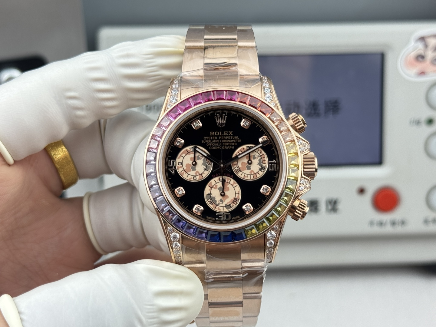 『N+ Factory Daytona』"Rainbow Daytona🌈" Entry Level: Built-in Dandong 7750 movement (adjustable for forward/backward time setting). Rainbow Daytona thickness: 12.2mm! Perfect 1:1 replica molded from the original!!! Rolex Daytona Dimensions: 40mm × 12.2mm / Vintage 12.4mm Functions: Hours, Minutes, Seconds, Chronograph Display Movement: 7750 Integrated "Adjustable Chronograph" Power Reserve: 72 Hours Crystal:Super Crystal natural sapphire Dial: Original custom dial, high-quality material: 904L stainless steel case, original-match quick-release lugs, not mass-produced one-piece standard case Bracelet: AR Factory steel bracelet, quality guaranteed Bezel: Dedicated ceramic bezel with platinum-plated coating Luminous: Swiss luminous paint, ultra-strong night visibility Water Resistance: 100 meters 1.The thickness of the Daytona watch is 12.2mm for the latest 2024 model and 12.4mm for older versions. Other market versions use counterfeit 7750 movement plates, achieving reduced thickness by lowering the pin bar. This results in extremely poor stability and cannot match the authenticity of the genuine product. 2. Integrated movement with engraved and electroplated fonts on the back for enhanced brightness. 3. Steel bracelet sourced from the original AR factory. Additionally, the clasp has been upgraded with improved proportions and dimensions. 4. Case back features updated polishing, enhanced gloss finish, and refined bezel curvature. 5. Hands upgraded by Buff Factory: all three small seconds hands and the large seconds hand are individually crafted with solid ferrules, featuring mushroom-shaped domed tips. 6. Ceramic bezel upgraded with platinum-plated lettering to prevent discoloration, featuring enhanced font thickness. 7. Dial matches the latest white version, crafted with Swiss ink and Korean ceramic polishing for a rich, pure milky white finish indistinguishable from the original. Eliminates the "dead white" discoloration common in previous market versions. 8. Each hour marker is individually CNC-machined and hand-polished at the edges. Luminescence uses Swiss phosphorescent powder matching the genuine product's color. The final effect delivers the closest market approximation to the original's luminous visual. 9. Features fully transparent sapphire crystal with no visible edges. N+ continues to deliver premium craftsmanship. - Image 2