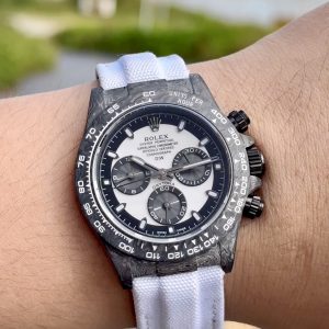 TW Factory ROLEX Cosmograph Daytona Carbon Fiber Custom Edition. This timepiece offers lightweight comfort while boasting a rugged exterior. Each watch features a uniquely patterned carbon fiber material. 【Case】Dimensions of 40x12.4mm perfectly match the genuine model. TW Factory masterfully crafts the distinctive character of carbon fiber Rolex watches.Exclusively in the market, the entire case, bezel, and caseback are crafted from high-composite carbon fiber and ultra-bright luminous powder. Meticulous hand-polishing and chamfering enhance every detail, delivering exceptional texture.【Bracelet Clasp】The strap is crafted from synthetic fiber webbing, offering breathable comfort and a soft texture. 【Movement】Features the latest precise and mature 4801 movement (functionality and thickness identical to the 4130), perfectly delivering powerful functionality—the ultimate value for money!!!