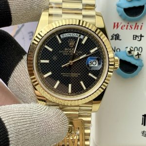 PPM Mods Weighted DD - Ceiling-Level 'Rolex DD Day-Date' PPM's replica redefines the weighted DD version, featuring genuine original molds for strap color, dial color, watch weight, and thickness. The strap incorporates ceramic tubes compatible with authentic models—this is not a compromised replica, but a comprehensive leap in materials and craftsmanship!Rejecting "market-grade" imitations, every gram of weight (precise 209g-212g) and every millimeter of thickness fights for the dignity of the original. Bracelet: Authentic 3mm thickness Weight: Approx. 107g (non-extended) 🈚 Ceramic tube version ±1-2g.Case: Original thickness: 12.3mm (non-thickened) Weight: Original 3255: 102g; Optional 2836: ±1g. Full series total weight: 209g-212g. ⚠️"Excludes diamond bezel models." Authentic thickness achieved through monolithic forging of high-density aerospace-grade military alloy, hardness rivaling 18K gold!Exclusive vacuum ion-plated gold technology delivers a luster infinitely close to 18K gold's signature warm texture, offering scratch resistance and durability. Precisely replicates every link's shape, thickness, and curvature of the authentic bracelet. Dial: Features original-grade raised ink, matching the top-tier dial craftsmanship of the factory. Sharp hands, full indices, and uniform luminescence.Movement options: Premium Edition 2836 or 3255 integrated movement (±72-hour power reserve) available for your selection!