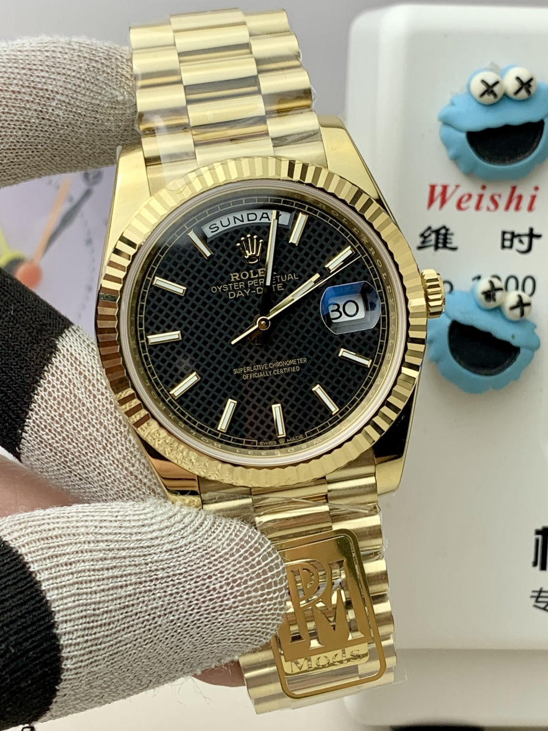 PPM Mods Weighted DD - Ceiling-Level 'Rolex DD Day-Date' PPM's replica redefines the weighted DD version, featuring genuine original molds for strap color, dial color, watch weight, and thickness. The strap incorporates ceramic tubes compatible with authentic models—this is not a compromised replica, but a comprehensive leap in materials and craftsmanship!Rejecting "market-grade" imitations, every gram of weight (precise 209g-212g) and every millimeter of thickness fights for the dignity of the original. Bracelet: Authentic 3mm thickness Weight: Approx. 107g (non-extended) 🈚 Ceramic tube version ±1-2g.Case: Original thickness: 12.3mm (non-thickened) Weight: Original 3255: 102g; Optional 2836: ±1g. Full series total weight: 209g-212g. ⚠️"Excludes diamond bezel models." Authentic thickness achieved through monolithic forging of high-density aerospace-grade military alloy, hardness rivaling 18K gold!Exclusive vacuum ion-plated gold technology delivers a luster infinitely close to 18K gold's signature warm texture, offering scratch resistance and durability. Precisely replicates every link's shape, thickness, and curvature of the authentic bracelet. Dial: Features original-grade raised ink, matching the top-tier dial craftsmanship of the factory. Sharp hands, full indices, and uniform luminescence.Movement options: Premium Edition 2836 or 3255 integrated movement (±72-hour power reserve) available for your selection! - Image 2