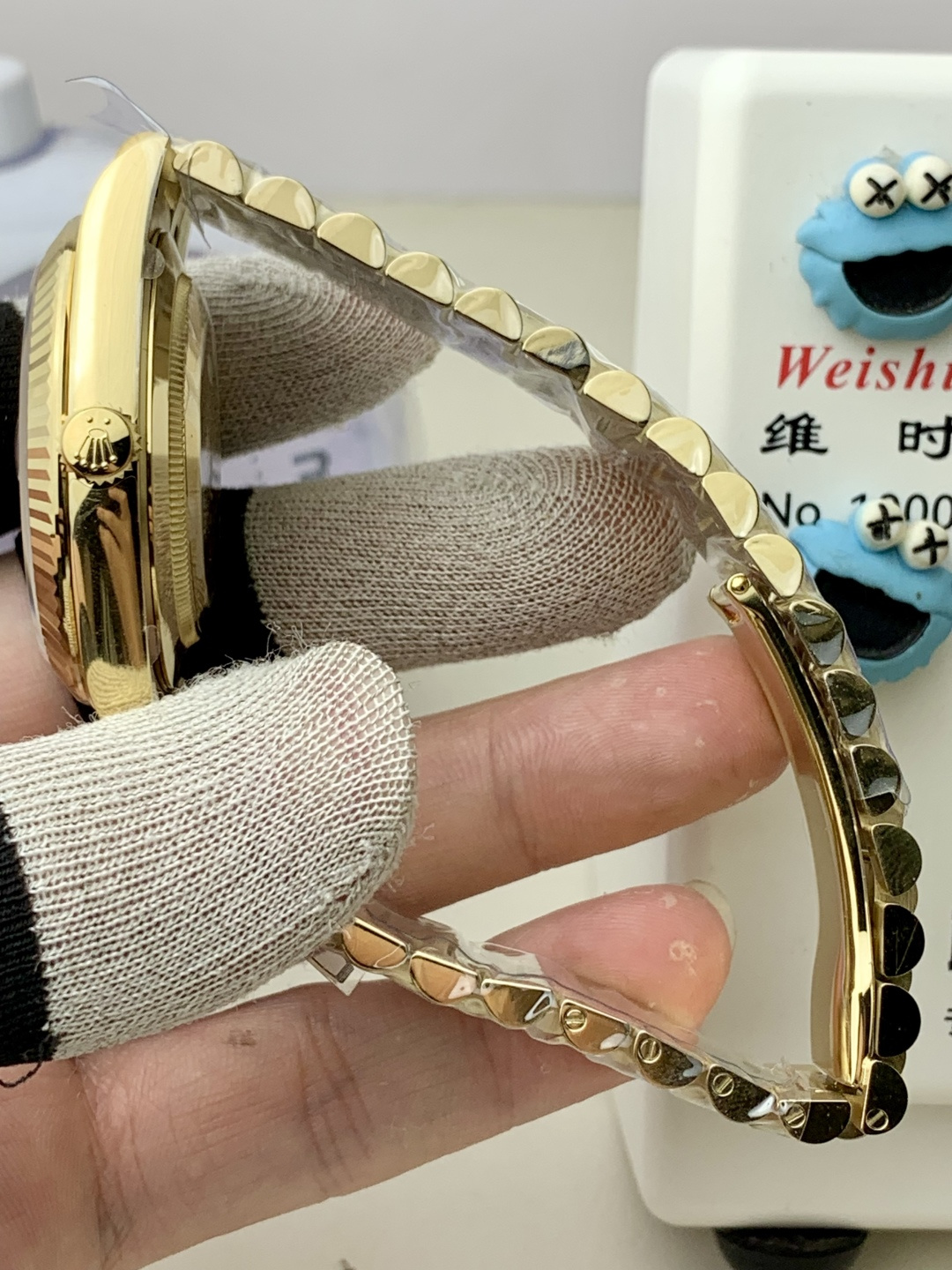 PPM Mods Weighted DD - Ceiling-Level 'Rolex DD Day-Date' PPM's replica redefines the weighted DD version, featuring genuine original molds for strap color, dial color, watch weight, and thickness. The strap incorporates ceramic tubes compatible with authentic models—this is not a compromised replica, but a comprehensive leap in materials and craftsmanship!Rejecting "market-grade" imitations, every gram of weight (precise 209g-212g) and every millimeter of thickness fights for the dignity of the original. Bracelet: Authentic 3mm thickness Weight: Approx. 107g (non-extended) 🈚 Ceramic tube version ±1-2g.Case: Original thickness: 12.3mm (non-thickened) Weight: Original 3255: 102g; Optional 2836: ±1g. Full series total weight: 209g-212g. ⚠️"Excludes diamond bezel models." Authentic thickness achieved through monolithic forging of high-density aerospace-grade military alloy, hardness rivaling 18K gold!Exclusive vacuum ion-plated gold technology delivers a luster infinitely close to 18K gold's signature warm texture, offering scratch resistance and durability. Precisely replicates every link's shape, thickness, and curvature of the authentic bracelet. Dial: Features original-grade raised ink, matching the top-tier dial craftsmanship of the factory. Sharp hands, full indices, and uniform luminescence.Movement options: Premium Edition 2836 or 3255 integrated movement (±72-hour power reserve) available for your selection! - Image 3