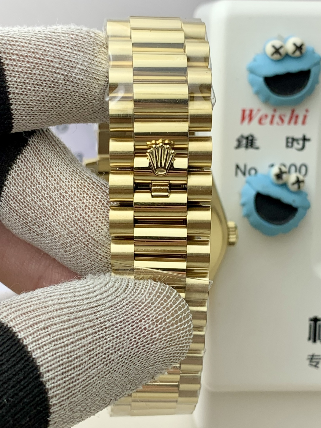 PPM Mods Weighted DD - Ceiling-Level 'Rolex DD Day-Date' PPM's replica redefines the weighted DD version, featuring genuine original molds for strap color, dial color, watch weight, and thickness. The strap incorporates ceramic tubes compatible with authentic models—this is not a compromised replica, but a comprehensive leap in materials and craftsmanship!Rejecting "market-grade" imitations, every gram of weight (precise 209g-212g) and every millimeter of thickness fights for the dignity of the original. Bracelet: Authentic 3mm thickness Weight: Approx. 107g (non-extended) 🈚 Ceramic tube version ±1-2g.Case: Original thickness: 12.3mm (non-thickened) Weight: Original 3255: 102g; Optional 2836: ±1g. Full series total weight: 209g-212g. ⚠️"Excludes diamond bezel models." Authentic thickness achieved through monolithic forging of high-density aerospace-grade military alloy, hardness rivaling 18K gold!Exclusive vacuum ion-plated gold technology delivers a luster infinitely close to 18K gold's signature warm texture, offering scratch resistance and durability. Precisely replicates every link's shape, thickness, and curvature of the authentic bracelet. Dial: Features original-grade raised ink, matching the top-tier dial craftsmanship of the factory. Sharp hands, full indices, and uniform luminescence.Movement options: Premium Edition 2836 or 3255 integrated movement (±72-hour power reserve) available for your selection! - Image 5