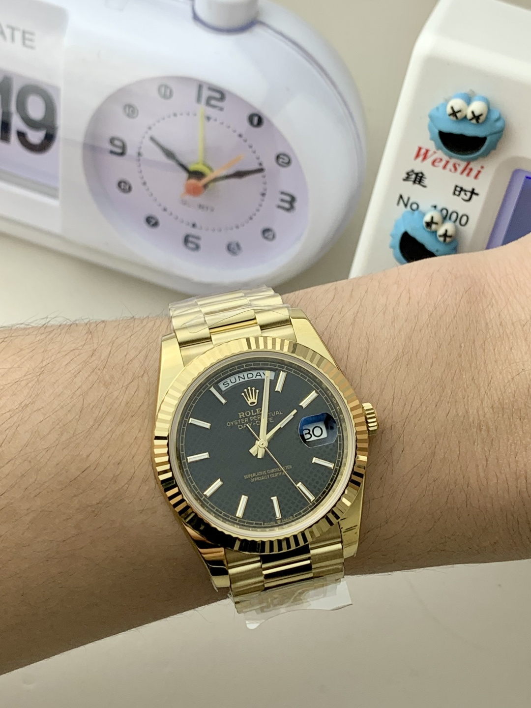 PPM Mods Weighted DD - Ceiling-Level 'Rolex DD Day-Date' PPM's replica redefines the weighted DD version, featuring genuine original molds for strap color, dial color, watch weight, and thickness. The strap incorporates ceramic tubes compatible with authentic models—this is not a compromised replica, but a comprehensive leap in materials and craftsmanship!Rejecting "market-grade" imitations, every gram of weight (precise 209g-212g) and every millimeter of thickness fights for the dignity of the original. Bracelet: Authentic 3mm thickness Weight: Approx. 107g (non-extended) 🈚 Ceramic tube version ±1-2g.Case: Original thickness: 12.3mm (non-thickened) Weight: Original 3255: 102g; Optional 2836: ±1g. Full series total weight: 209g-212g. ⚠️"Excludes diamond bezel models." Authentic thickness achieved through monolithic forging of high-density aerospace-grade military alloy, hardness rivaling 18K gold!Exclusive vacuum ion-plated gold technology delivers a luster infinitely close to 18K gold's signature warm texture, offering scratch resistance and durability. Precisely replicates every link's shape, thickness, and curvature of the authentic bracelet. Dial: Features original-grade raised ink, matching the top-tier dial craftsmanship of the factory. Sharp hands, full indices, and uniform luminescence.Movement options: Premium Edition 2836 or 3255 integrated movement (±72-hour power reserve) available for your selection! - Image 6