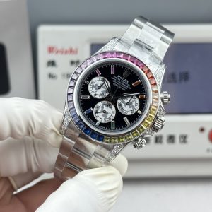 『N+ Factory Daytona』"Rainbow Daytona🌈" Entry Level: Built-in Dandong 7750 movement (adjustable for forward/backward time setting). Rainbow Daytona thickness: 12.2mm! Perfect 1:1 replica of the original mold!!! Rolex Daytona Dimensions: 40mm × 12.2mm / Vintage 12.4mm Functions: Hours, Minutes, Seconds, Chronograph Display Movement: 7750 Integrated Caliber "Adjustable for Forward/Reverse" Power Reserve: 72 Hours Crystal:Super Crystal natural sapphire Dial: Original custom dial, high-quality material: 904L stainless steel case, original-match quick-release lugs, not small factory one-piece ordinary case Bracelet: AR factory steel bracelet, quality guaranteed Bezel: Dedicated ceramic bezel with platinum-plated film Luminous: Swiss luminous paint, ultra-strong night light Water resistance: 100 meters   1.The thickness of the Daytona watch is 12.2mm for the latest 2024 model and 12.4mm for older versions. Other market versions use 7750 fake movement plates, reducing thickness by flattening the pin bar. This results in extremely poor stability and cannot match the genuine product.    2. Integrated movement with engraved and electroplated fonts on the back for enhanced brightness.    3. Steel bracelet sourced from the original AR factory. Additionally, the clasp dimensions have been further upgraded.    4. Case back now features enhanced polishing, brighter finish, and optimized bezel edge curvature.    5. Hands upgraded by Buff Factory: all three small seconds hands and the large seconds hand are individually crafted with solid ferrules, featuring mushroom-shaped caps.    6. Ceramic bezel upgraded with platinum-plated lettering to prevent discoloration, featuring enhanced font thickness.    7. Dial matches the latest white version, crafted with Swiss ink and Korean ceramic polishing for a rich, pure milky white finish indistinguishable from the original. Eliminates the "dead white" discoloration common in previous market versions.    8. Each hour marker is individually CNC-machined and hand-polished at the edges. Luminescence uses Swiss phosphorescent powder matching the genuine product's color. The final effect delivers the closest market approximation to the original's luminous visual. 9. Features fully transparent sapphire crystal with no visible edges. N+ continues to deliver premium craftsmanship.