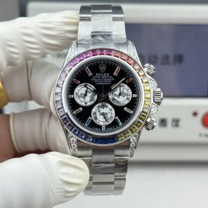 Alternative view of 『N+ Factory Daytona』"Rainbow Daytona🌈" Entry Level: Built-in Dandong 7750 movement (adjustable for forward/backward time setting). Rainbow Daytona thickness: 12.2mm! Perfect 1:1 replica of the original mold!!! Rolex Daytona Dimensions: 40mm × 12.2mm / Vintage 12.4mm Functions: Hours, Minutes, Seconds, Chronograph Display Movement: 7750 Integrated Caliber "Adjustable for Forward/Reverse" Power Reserve: 72 Hours Crystal:Super Crystal natural sapphire Dial: Original custom dial, high-quality material: 904L stainless steel case, original-match quick-release lugs, not small factory one-piece ordinary case Bracelet: AR factory steel bracelet, quality guaranteed Bezel: Dedicated ceramic bezel with platinum-plated film Luminous: Swiss luminous paint, ultra-strong night light Water resistance: 100 meters   1.The thickness of the Daytona watch is 12.2mm for the latest 2024 model and 12.4mm for older versions. Other market versions use 7750 fake movement plates, reducing thickness by flattening the pin bar. This results in extremely poor stability and cannot match the genuine product.    2. Integrated movement with engraved and electroplated fonts on the back for enhanced brightness.    3. Steel bracelet sourced from the original AR factory. Additionally, the clasp dimensions have been further upgraded.    4. Case back now features enhanced polishing, brighter finish, and optimized bezel edge curvature.    5. Hands upgraded by Buff Factory: all three small seconds hands and the large seconds hand are individually crafted with solid ferrules, featuring mushroom-shaped caps.    6. Ceramic bezel upgraded with platinum-plated lettering to prevent discoloration, featuring enhanced font thickness.    7. Dial matches the latest white version, crafted with Swiss ink and Korean ceramic polishing for a rich, pure milky white finish indistinguishable from the original. Eliminates the "dead white" discoloration common in previous market versions.    8. Each hour marker is individually CNC-machined and hand-polished at the edges. Luminescence uses Swiss phosphorescent powder matching the genuine product's color. The final effect delivers the closest market approximation to the original's luminous visual. 9. Features fully transparent sapphire crystal with no visible edges. N+ continues to deliver premium craftsmanship.