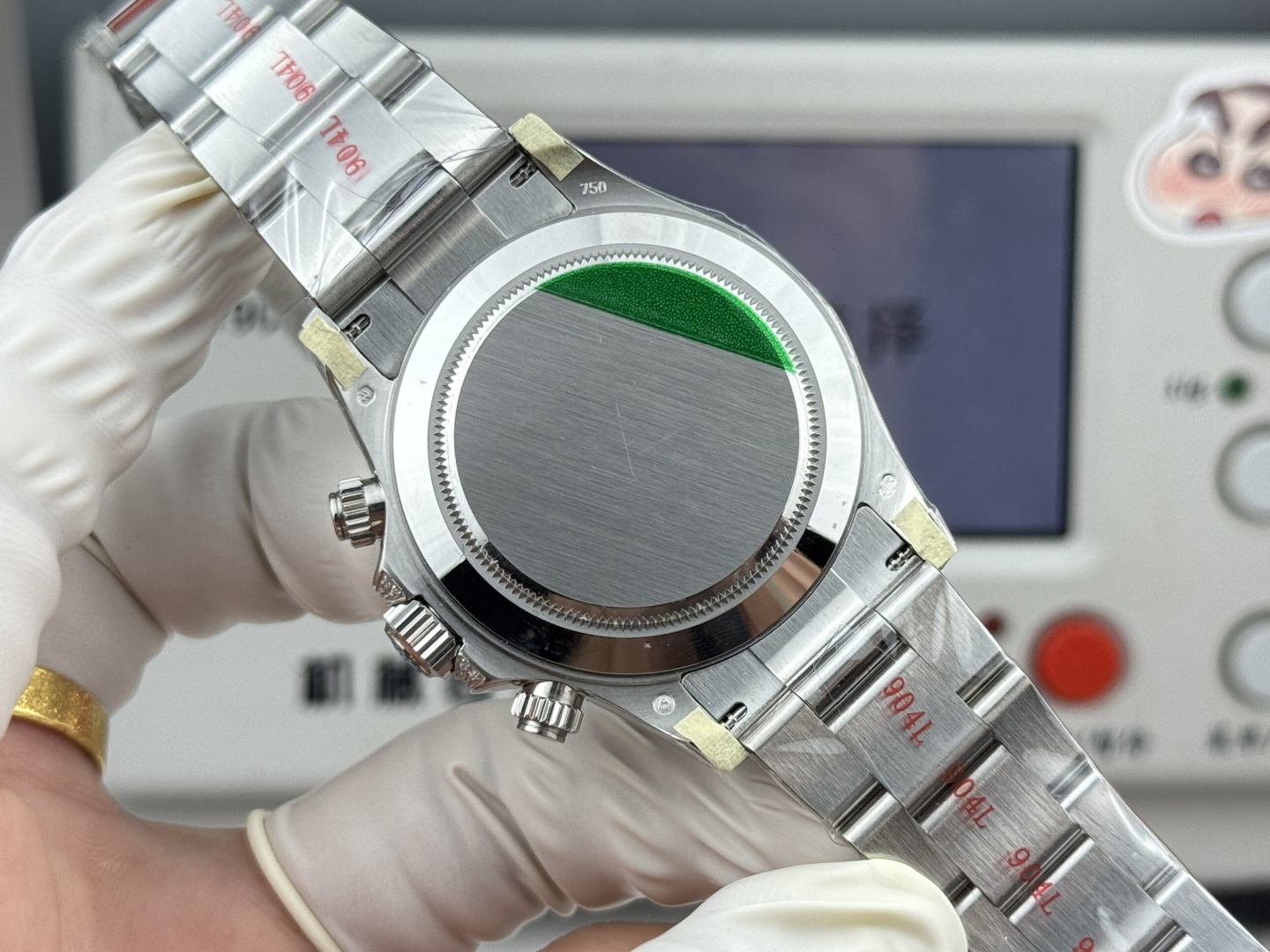 『N+ Factory Daytona』"Rainbow Daytona🌈" Entry Level: Built-in Dandong 7750 movement (adjustable for forward/backward time setting). Rainbow Daytona thickness: 12.2mm! Perfect 1:1 replica of the original mold!!! Rolex Daytona Dimensions: 40mm × 12.2mm / Vintage 12.4mm Functions: Hours, Minutes, Seconds, Chronograph Display Movement: 7750 Integrated Caliber "Adjustable for Forward/Reverse" Power Reserve: 72 Hours Crystal:Super Crystal natural sapphire Dial: Original custom dial, high-quality material: 904L stainless steel case, original-match quick-release lugs, not small factory one-piece ordinary case Bracelet: AR factory steel bracelet, quality guaranteed Bezel: Dedicated ceramic bezel with platinum-plated film Luminous: Swiss luminous paint, ultra-strong night light Water resistance: 100 meters 1.The thickness of the Daytona watch is 12.2mm for the latest 2024 model and 12.4mm for older versions. Other market versions use 7750 fake movement plates, reducing thickness by flattening the pin bar. This results in extremely poor stability and cannot match the genuine product. 2. Integrated movement with engraved and electroplated fonts on the back for enhanced brightness. 3. Steel bracelet sourced from the original AR factory. Additionally, the clasp dimensions have been further upgraded. 4. Case back now features enhanced polishing, brighter finish, and optimized bezel edge curvature. 5. Hands upgraded by Buff Factory: all three small seconds hands and the large seconds hand are individually crafted with solid ferrules, featuring mushroom-shaped caps. 6. Ceramic bezel upgraded with platinum-plated lettering to prevent discoloration, featuring enhanced font thickness. 7. Dial matches the latest white version, crafted with Swiss ink and Korean ceramic polishing for a rich, pure milky white finish indistinguishable from the original. Eliminates the "dead white" discoloration common in previous market versions. 8. Each hour marker is individually CNC-machined and hand-polished at the edges. Luminescence uses Swiss phosphorescent powder matching the genuine product's color. The final effect delivers the closest market approximation to the original's luminous visual. 9. Features fully transparent sapphire crystal with no visible edges. N+ continues to deliver premium craftsmanship. - Image 8