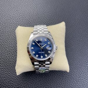 AR Super New Release: RO LEX DATEJUST Imported "904L" Datejust 41 Series Blue dial with diamond hour markers, 41mm diameter, powered by Seagull 2824 movement. This latest generation 41mm model features a 6-digit crown engraving on the dial. The case and bracelet showcase even more meticulous polishing and finishing. The bezel employs an all-new vacuum-plated coating process. The bracelet links have been refined for enhanced precision.