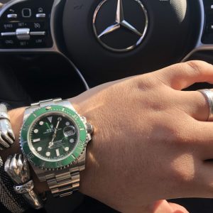 In life, no one should look down on another. Fortunes shift like tides—high one day, low the next. Wealth can't buy the sun from setting; Poverty doesn't mean you'll never rise.When you meet the wealthy, do not envy them; When you meet those poorer than you, do not mock them; When you meet the kind-hearted, do not bully them. Those who remain humble, who meet kindness with kindness everywhere, are worthy of closeness and will surely win hearts. For sincerity is the foundation of being human. As a person, never look down on others. Always stay low-key, always be kind!