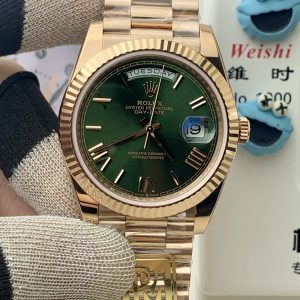 PPM Mods Weighted DD - Ceiling-Level 'Rolex DD Day-Date' PPM's replica redefines the weighted DD version, featuring genuine original molds for strap color, dial color, watch weight, and thickness. The strap incorporates ceramic tubes compatible with authentic models—this is not a compromised replica, but a comprehensive leap in materials and craftsmanship!Rejecting "market-grade" imitations, every gram of weight (precise 209g-212g) and every millimeter of thickness fights for the dignity of the original. Bracelet: Authentic 3mm thickness Weight: Approx. 107g (non-extended) 🈚 Ceramic tube version ±1-2g.Case: Original thickness: 12.3mm (non-thickened) Weight: Original 3255: 102g; Optional 2836: ±1g. Full series total weight: 209g-212g. ⚠️"Excludes diamond bezel models." Authentic thickness achieved through monolithic forging of high-density aerospace-grade military alloy, hardness rivaling 18K gold!Exclusive vacuum ion-plated gold technology delivers a luster infinitely close to 18K gold's unique warm texture, offering scratch resistance and durability. Precisely replicates every link's shape, thickness, and curvature of the genuine strap. Dial: Features original-grade raised ink, matching the top-tier dial craftsmanship of the factory. Sharp hands, full hour markers, and uniform luminescence.Movement options: Premium Edition 2836 or 3255 integrated movement (±72-hour power reserve) available for your selection!