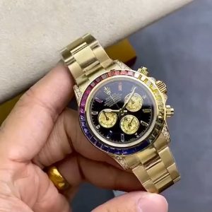 Crafted with utmost dedication to achieve the authentic Rolex Rainbow Daytona effect, this masterpiece was developed through substantial investment and meticulous engineering. Each of the three independent chronograph subdials features a unique golden crystal special effect. The mesmerizing reflections and magnificent colors fully showcase the exquisite structure of the golden crystal, making every piece a naturally formed work of art.The golden crystal chronograph dials create a striking contrast against the black dial, harmonizing with the gemstone hues. Paired with diamond-set hour markers and gold hands, the entire dial radiates a dazzling brilliance, achieving an overwhelming aesthetic appeal that makes it impossible to put down.Rolex's most sought-after Cosmograph Daytona model features a case crafted from imported genuine 904L steel, matching the authentic material specification. The steel bracelet boasts a finely brushed finish, presenting a brighter, whiter, and more lustrous appearance while offering exceptional durability and scratch resistance.[Function] The movement retains its powerful chronograph capabilities, now paired with the new 4130 full-function chronograph movement. [Bezel] The new one-piece ceramic bezel is crafted using the same technique as the genuine model, featuring deep, rounded engravings. [Details] The hour markers undergo a metal mirror finish with no rough edges, utilizing Swiss-imported high-intensity luminous paint.Hour and minute hands feature recessed grooves filled with black lacquer—not ordinary printing—resulting in vastly superior texture. High-transparency sapphire crystal delivers exceptional mirror-like quality. 【Quality】Enhanced stability and oxidation resistance. Fitted with a natural rubber strap molded from the original design, matching the genuine article in material. Noticeably softer and smoother texture ensures a more comfortable, snug fit on the wrist.