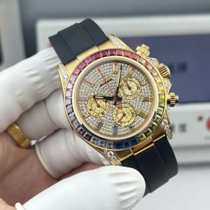 『N+ Factory Daytona』"Rainbow Daytona🌈" Entry Level: Built-in Dandong 7750 movement (adjustable for forward/backward time setting). Rainbow Daytona thickness: 12.2mm! Perfect 1:1 replica molded from the original!!! Rolex Daytona Dimensions: 40mm × 12.2mm / Vintage 12.4mm Functions: Hours, Minutes, Seconds, Chronograph Display Movement: 7750 Integrated "Adjustable Chronograph" Power Reserve: 72 Hours Crystal:Super Crystal natural sapphire Dial: Original custom dial, high-quality material: 904L stainless steel case, original-match quick-release lugs, not small factory one-piece ordinary case Bracelet: AR factory steel bracelet, quality guaranteed Bezel: Dedicated ceramic bezel with platinum-plated film Luminous: Swiss luminous paint, ultra-strong night light Water resistance: 100 meters   1.The thickness of the Daytona watch is 12.2mm for the latest 2024 model and 12.4mm for older versions. Other market versions use counterfeit 7750 movement plates, achieving reduced thickness by flattening the pin bar. This results in extremely poor stability and cannot match the authenticity of the genuine product.    2. Integrated movement with engraved and electroplated fonts on the back for enhanced brightness.    3. Steel bracelet sourced from the original AR factory. Additionally, the clasp dimensions have been further optimized.    4. Case back now features enhanced polishing, brighter finish, and refined bezel curvature.    5. Hands upgraded by Buff Factory: all three small seconds hands and the large seconds hand are individually crafted with solid ferrules, featuring mushroom-shaped tips.    6. Ceramic bezel upgraded with platinum-plated lettering to prevent discoloration, featuring enhanced font thickness.    7. Dial matches the latest white version, crafted with Swiss ink and Korean ceramic polishing for a rich, pure milky white finish indistinguishable from the original. Eliminates the "dead white" discoloration common in previous market versions.    8. Each hour marker is individually CNC-machined and hand-polished at the edges. Swiss luminous powder ensures color-matched night-time visibility, delivering the closest market approximation to the genuine version's luminous effect. 9. Features fully transparent sapphire crystal with seamless edge integration. N+ continues to deliver premium craftsmanship.