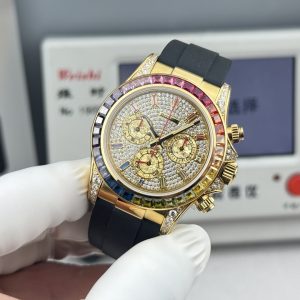 Alternative view of 『N+ Factory Daytona』"Rainbow Daytona🌈" Entry Level: Built-in Dandong 7750 movement (adjustable for forward/backward time setting). Rainbow Daytona thickness: 12.2mm! Perfect 1:1 replica molded from the original!!! Rolex Daytona Dimensions: 40mm × 12.2mm / Vintage 12.4mm Functions: Hours, Minutes, Seconds, Chronograph Display Movement: 7750 Integrated "Adjustable Chronograph" Power Reserve: 72 Hours Crystal:Super Crystal natural sapphire Dial: Original custom dial, high-quality material: 904L stainless steel case, original-match quick-release lugs, not small factory one-piece ordinary case Bracelet: AR factory steel bracelet, quality guaranteed Bezel: Dedicated ceramic bezel with platinum-plated film Luminous: Swiss luminous paint, ultra-strong night light Water resistance: 100 meters   1.The thickness of the Daytona watch is 12.2mm for the latest 2024 model and 12.4mm for older versions. Other market versions use counterfeit 7750 movement plates, achieving reduced thickness by flattening the pin bar. This results in extremely poor stability and cannot match the authenticity of the genuine product.    2. Integrated movement with engraved and electroplated fonts on the back for enhanced brightness.    3. Steel bracelet sourced from the original AR factory. Additionally, the clasp dimensions have been further optimized.    4. Case back now features enhanced polishing, brighter finish, and refined bezel curvature.    5. Hands upgraded by Buff Factory: all three small seconds hands and the large seconds hand are individually crafted with solid ferrules, featuring mushroom-shaped tips.    6. Ceramic bezel upgraded with platinum-plated lettering to prevent discoloration, featuring enhanced font thickness.    7. Dial matches the latest white version, crafted with Swiss ink and Korean ceramic polishing for a rich, pure milky white finish indistinguishable from the original. Eliminates the "dead white" discoloration common in previous market versions.    8. Each hour marker is individually CNC-machined and hand-polished at the edges. Swiss luminous powder ensures color-matched night-time visibility, delivering the closest market approximation to the genuine version's luminous effect. 9. Features fully transparent sapphire crystal with seamless edge integration. N+ continues to deliver premium craftsmanship.