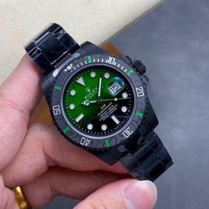 VS Rolex Truly Stunning and Fun DIW Modified SUB Gradient Submariner 1. Absolutely gorgeous, with a carbon fiber bezel and gradient green dial. The texture is spot-on. 2. All components are interchangeable with genuine parts, offering extensive customization potential. For example, swapping in an original movement creates a genuine modified piece.Modify whatever parts you have: bezel, hands, dial, strap... 3. No mods needed either—equipped with the VS3135 movement, not those DIY-assembled 3135 kits. Stable quality with minimal returns. Pre-order gets you a free rubber strap—start your customization journey with it!