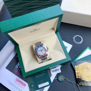 Lao Family Greenwich GMT New Bestseller—Coke Bezel [Movement] First to feature ETA movement, GMT hand supports original synchronized monochrome function. Factory movement tested and calibrated, exterior details mirror authentic genuine piece!True Excellence Inside and Out [Dial] Maintains Lao Family's signature premium dial quality with ultra-accurate original-synchronized luminous color and exceptional longevity. Markers exhibit zero spotting or imperfections, consistently leading the market in dial quality within its class. [Bezel] Benefiting from top-tier industry craftsmanship, it features an original-match color-consistent ceramic bezel with finely engraved, uniformly spaced markers.Confidently rivals the genuine article. [Case] 316L stainless steel case with scratch-resistant sapphire crystal glass. Anti-reflective convex magnifying (2.5x) date window, magnification identical to the original, ensuring clear and transparent time and date reading. [Strong]