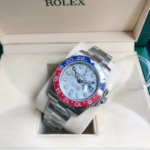 Alternative view of Lao Family Greenwich GMT New Bestseller—Coke Bezel [Movement] First to feature ETA movement, GMT hand supports original synchronized monochrome function. Factory movement tested and calibrated, exterior details mirror authentic genuine piece!True Excellence Inside and Out [Dial] Maintains Lao Family's signature premium dial quality with ultra-accurate original-synchronized luminous color and exceptional longevity. Markers exhibit zero spotting or imperfections, consistently leading the market in dial quality within its class. [Bezel] Benefiting from top-tier industry craftsmanship, it features an original-match color-consistent ceramic bezel with finely engraved, uniformly spaced markers.Confidently rivals the genuine article. [Case] 316L stainless steel case with scratch-resistant sapphire crystal glass. Anti-reflective convex magnifying (2.5x) date window, magnification identical to the original, ensuring clear and transparent time and date reading. [Strong]