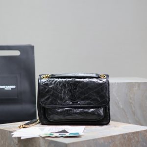 【Genuine Leather】Medium Size 28cm_#Black Gold Chain# The new version of Niki is more practical, featuring an additional D-ring on each side compared to the original design. This extra step enhances its load-bearing capacity! Genuine Leather P1030 【Matching Packaging】 Model: 633158 Genuine Leather Dimensions: 28x20.5x8.5cm