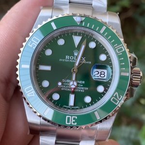 Alternative view of Green Submariner features the latest green bezel (the newest! + custom luminous pearls, no worries about overly yellow hues!) 1. The green ceramic is more emerald-green, with a natural, subtle yellowish tint; 2. The hour marker coating is genuinely optimized to a silvery-white platinum finish; 3. The hour marker background texture is finer, with more precise chamfered edges;4. The jade bezel is among the first to incorporate anti-fingerprint coating technology... Authentic photo comparison—quality speaks for itself.