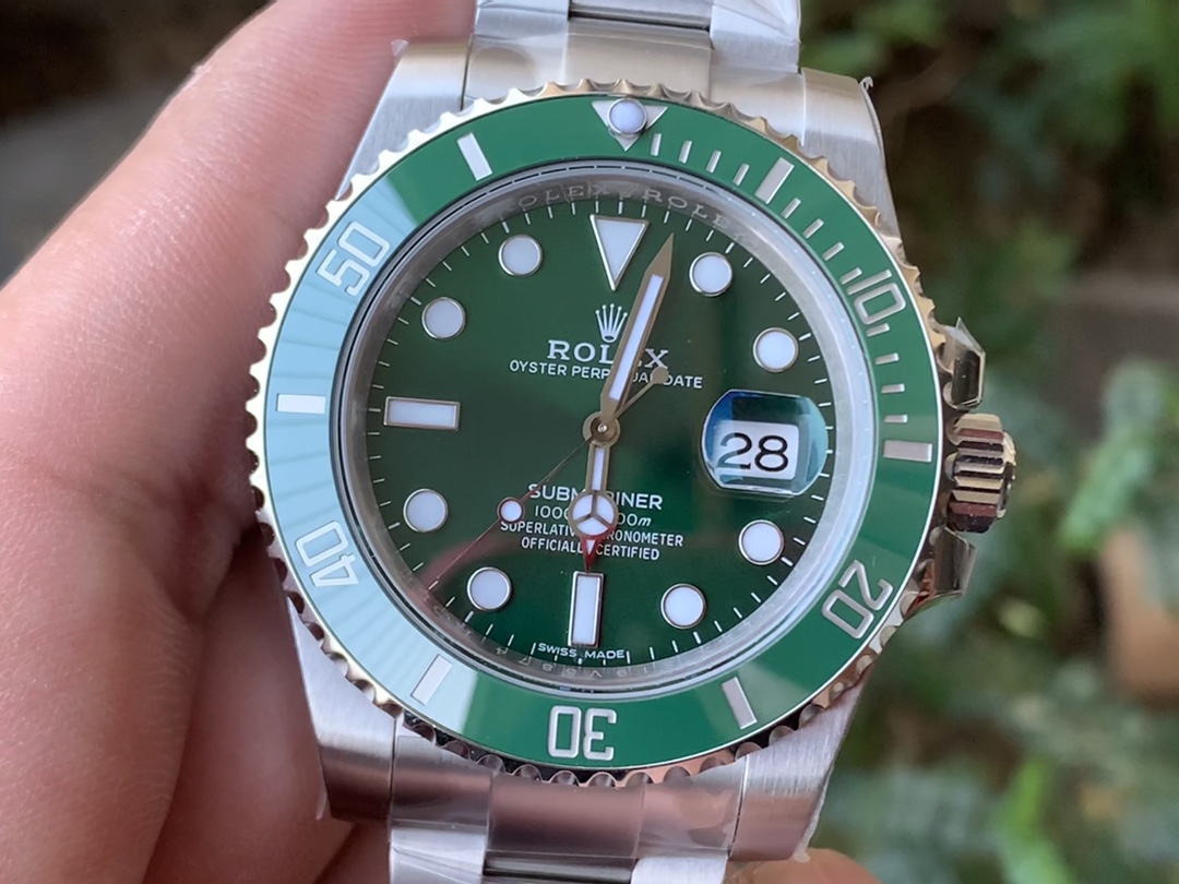 Green Submariner features the latest green bezel (the newest! + custom luminous pearls, no worries about overly yellow hues!) 1. The green ceramic is more emerald-green, with a natural, subtle yellowish tint; 2. The hour marker coating is genuinely optimized to a silvery-white platinum finish; 3. The hour marker background texture is finer, with more precise chamfered edges;4. The jade bezel is among the first to incorporate anti-fingerprint coating technology... Authentic photo comparison—quality speaks for itself. - Image 2