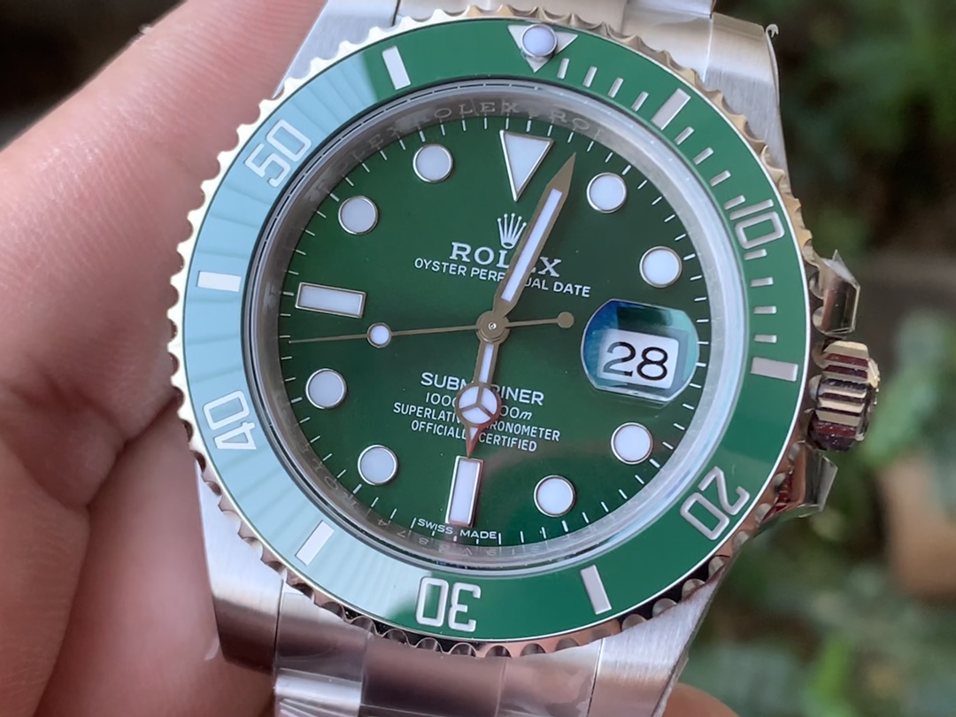 Green Submariner features the latest green bezel (the newest! + custom luminous pearls, no worries about overly yellow hues!) 1. The green ceramic is more emerald-green, with a natural, subtle yellowish tint; 2. The hour marker coating is genuinely optimized to a silvery-white platinum finish; 3. The hour marker background texture is finer, with more precise chamfered edges;4. The jade bezel is among the first to incorporate anti-fingerprint coating technology... Authentic photo comparison—quality speaks for itself. - Image 3