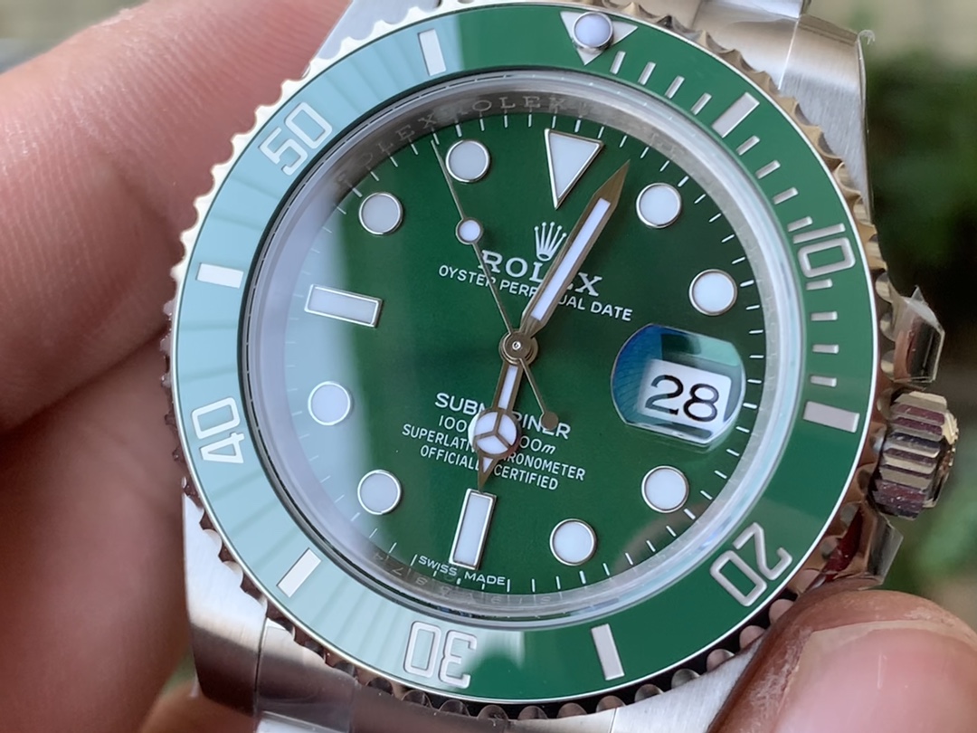 Green Submariner features the latest green bezel (the newest! + custom luminous pearls, no worries about overly yellow hues!) 1. The green ceramic is more emerald-green, with a natural, subtle yellowish tint; 2. The hour marker coating is genuinely optimized to a silvery-white platinum finish; 3. The hour marker background texture is finer, with more precise chamfered edges;4. The jade bezel is among the first to incorporate anti-fingerprint coating technology... Authentic photo comparison—quality speaks for itself. - Image 4