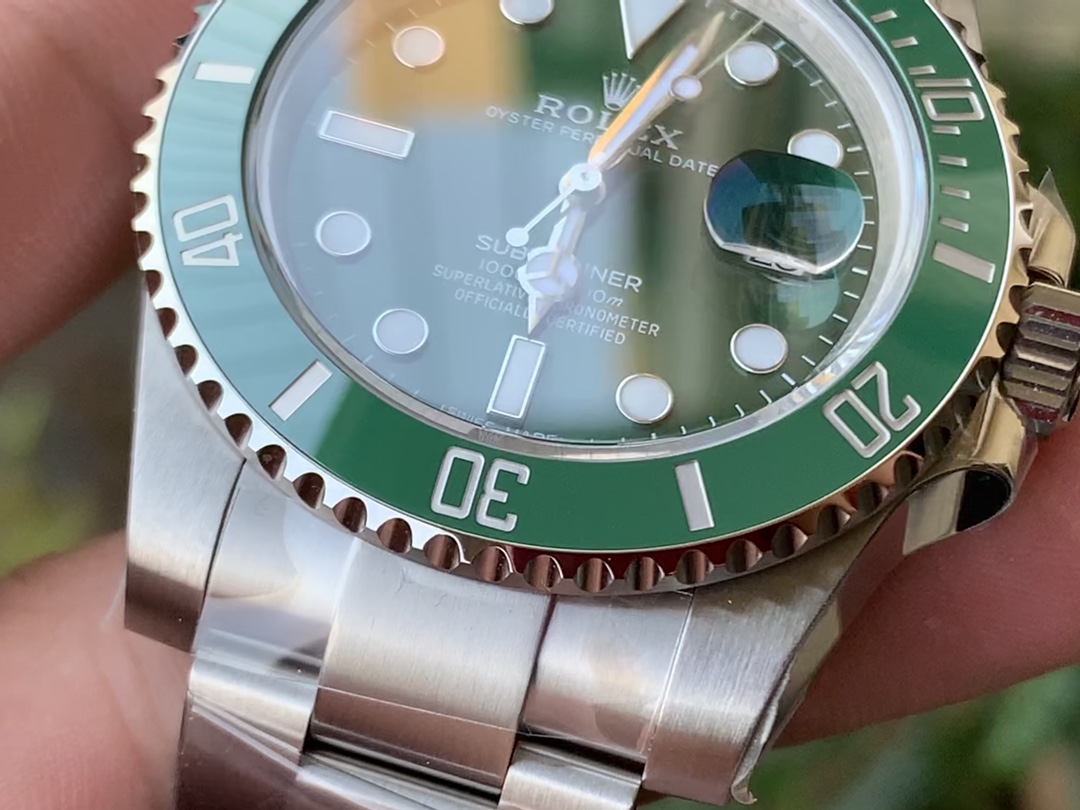 Green Submariner features the latest green bezel (the newest! + custom luminous pearls, no worries about overly yellow hues!) 1. The green ceramic is more emerald-green, with a natural, subtle yellowish tint; 2. The hour marker coating is genuinely optimized to a silvery-white platinum finish; 3. The hour marker background texture is finer, with more precise chamfered edges;4. The jade bezel is among the first to incorporate anti-fingerprint coating technology... Authentic photo comparison—quality speaks for itself. - Image 5
