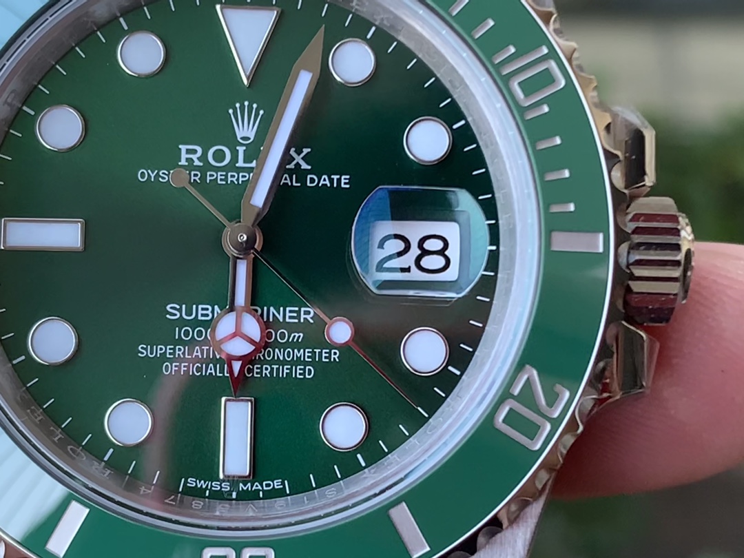 Green Submariner features the latest green bezel (the newest! + custom luminous pearls, no worries about overly yellow hues!) 1. The green ceramic is more emerald-green, with a natural, subtle yellowish tint; 2. The hour marker coating is genuinely optimized to a silvery-white platinum finish; 3. The hour marker background texture is finer, with more precise chamfered edges;4. The jade bezel is among the first to incorporate anti-fingerprint coating technology... Authentic photo comparison—quality speaks for itself. - Image 6