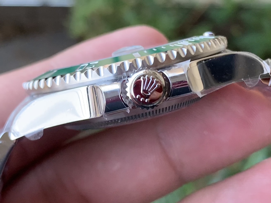 Green Submariner features the latest green bezel (the newest! + custom luminous pearls, no worries about overly yellow hues!) 1. The green ceramic is more emerald-green, with a natural, subtle yellowish tint; 2. The hour marker coating is genuinely optimized to a silvery-white platinum finish; 3. The hour marker background texture is finer, with more precise chamfered edges;4. The jade bezel is among the first to incorporate anti-fingerprint coating technology... Authentic photo comparison—quality speaks for itself. - Image 7