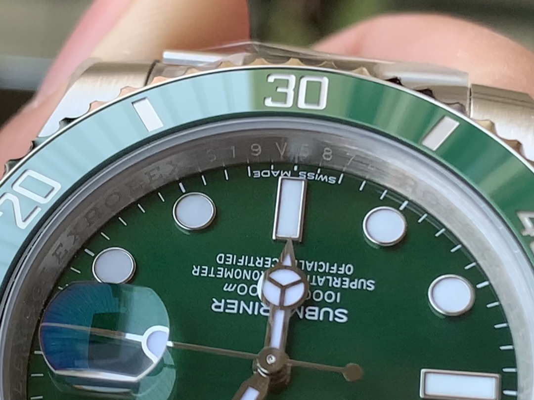Green Submariner features the latest green bezel (the newest! + custom luminous pearls, no worries about overly yellow hues!) 1. The green ceramic is more emerald-green, with a natural, subtle yellowish tint; 2. The hour marker coating is genuinely optimized to a silvery-white platinum finish; 3. The hour marker background texture is finer, with more precise chamfered edges;4. The jade bezel is among the first to incorporate anti-fingerprint coating technology... Authentic photo comparison—quality speaks for itself. - Image 8