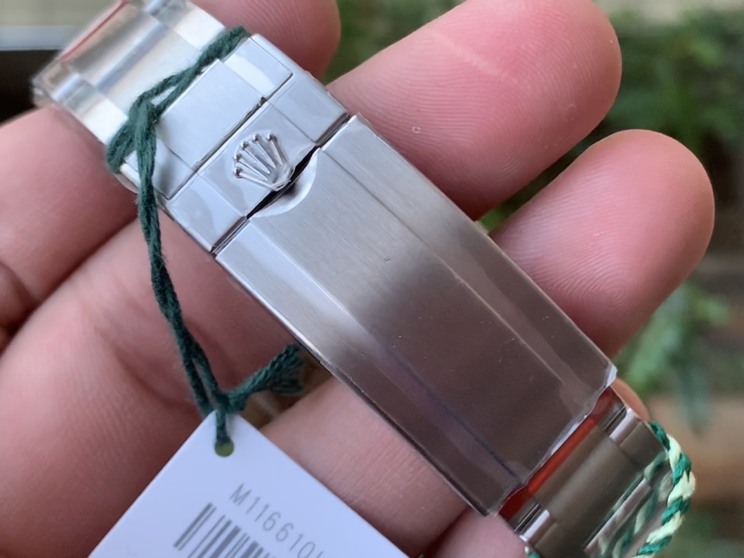 Green Submariner features the latest green bezel (the newest! + custom luminous pearls, no worries about overly yellow hues!) 1. The green ceramic is more emerald-green, with a natural, subtle yellowish tint; 2. The hour marker coating is genuinely optimized to a silvery-white platinum finish; 3. The hour marker background texture is finer, with more precise chamfered edges;4. The jade bezel is among the first to incorporate anti-fingerprint coating technology... Authentic photo comparison—quality speaks for itself. - Image 9