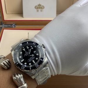 Royal Authentic Footage: Rolex Black King Men's Watch Video Showcase One of Rolex's substantial men's timepieces, suitable for swimming and diving with luminescent features.