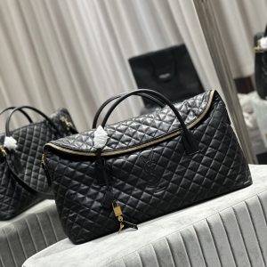 Alternative view of 【Original Order】P1330 New ES GIANT Quilted Leather Travel Bag Designed with the spirit of travel, this bag features an oversized silhouette with curved, relaxed lines. It comes with dual long handles and a detachable leather padlock case. Crafted from premium calfskin with a semi-gloss finish, it showcases the brand's signature diamond quilting both inside and out.Retro-chic with sleek curves, it balances understated elegance with modern flair—a perfect fusion of style and functionality. Are you tempted? 💗 Model: 736009 Dimensions: 56×50×19cm