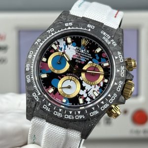 TW Factory ROLEX Cosmograph Daytona Carbon Fiber Custom Edition. This timepiece offers lightweight comfort while maintaining a robust exterior. Each watch features a uniquely patterned carbon fiber material. 【Case】 Dimensions of 40x12.4mm perfectly match the original. TW Factory masterfully crafts the distinctive character of carbon fiber Rolex watches.Exclusively in the market, the entire case, bezel, and caseback are crafted from high-composite carbon fiber and ultra-bright luminous powder. Details are meticulously finished with hand-polished chamfers, delivering exceptional texture. 【Bracelet Clasp】 The strap features a hand-woven synthetic fiber band, offering breathable comfort and a soft texture. 【Movement】 Equipped with the latest precise and mature Shanghai 4130 movement, it perfectly achieves powerful functionality—the ultimate value for money!!!