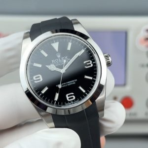 VS Rolex Explorer II Ref. 214270, 39mm, Triple-Function with NFC Card This Explorer II features case code 34Y6Y958 and clasp code R3L. Model: Ref. 214270 Size: 39mm Movement: 3132 integrated movement(Not a low-grade version from small factories; the movement features a date position and an empty position). Image labeling error ❌  Although this model isn't new, and various factories have produced it before, none were particularly well-made—some even had details that were completely off-spec. Driven by personal passion, we specially crafted this 39mm Explorer.A VS Factory creation guarantees premium quality. Though featuring an aperture-style bezel, its craftsmanship is anything but simple—especially the dial's numerals, which demand precise shaping, balanced polishing, and meticulous luminous filling. It also includes Rolex's signature Mercedes-style diving hands. The Explorer can be seen as an upgraded Oyster Perpetual, yet without the Submariner's flashiness.It's understated and refined—a highly collectible timepiece. Watch ⌚️ code: 34Y6Y958. Clasp ⌚️ code: R3L. Customized US version with matching three codes, complete with NFC. Its authenticity speaks for itself. A genuine vs. replica comparison will follow for connoisseurs to appreciate.