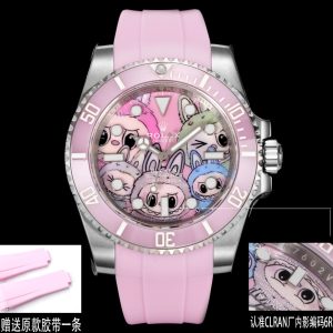 CLEAN➕出品，Rolex&Labubu劳力士Black联名款“拉布布”限量发行字面采用多色油彩表面加上搪瓷使字面更加光亮劳力士 ROLEX -粉色水鬼，40mm搭载一比一超级3135上海一体机芯，整表904L精钢 /搭配ar厂钢带，唯一做到指针夜光/字钉夜光 做到同色 秒针针轴锅盖实心中轴，因为都是第三方工厂加工+自购瑞士 c1+c3夜光粉 ，字钉ip白金电镀 6:陶瓷绿圈采用clean绿圈v4版本 颜色无限接近原装 clean陶瓷类配件 无需赘述 高品质象征 /谨防假clean圈 注意区分温润如玉夜光珠 不死白 采用clean陶瓷圈+夜光珠完美复刻 彻底解决世面上的大部分水鬼痛点，只为极致而生 精致推荐男士机械腕表