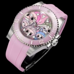 Alternative view of CLEAN➕出品，Rolex&Labubu劳力士Black联名款“拉布布”限量发行字面采用多色油彩表面加上搪瓷使字面更加光亮劳力士 ROLEX -粉色水鬼，40mm搭载一比一超级3135上海一体机芯，整表904L精钢 /搭配ar厂钢带，唯一做到指针夜光/字钉夜光 做到同色 秒针针轴锅盖实心中轴，因为都是第三方工厂加工+自购瑞士 c1+c3夜光粉 ，字钉ip白金电镀 6:陶瓷绿圈采用clean绿圈v4版本 颜色无限接近原装 clean陶瓷类配件 无需赘述 高品质象征 /谨防假clean圈 注意区分温润如玉夜光珠 不死白 采用clean陶瓷圈+夜光珠完美复刻 彻底解决世面上的大部分水鬼痛点，只为极致而生 精致推荐男士机械腕表