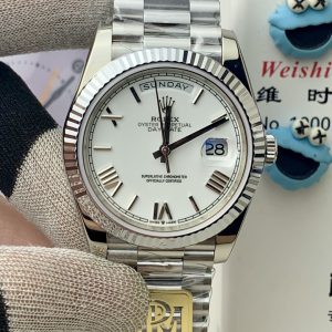 PPM Mods Weighted DD - Ceiling-Level 'Rolex DD Day-Date' PPM's replica redefines the weighted DD version, featuring genuine original molds for strap color, dial color, watch weight, and thickness. The strap incorporates ceramic tubes compatible with authentic models—this is not a compromised replica, but a comprehensive leap in materials and craftsmanship!Rejecting "market-grade" imitations, every gram of weight (precise 209g-212g) and every millimeter of thickness fights for the dignity of the original. Strap: Authentic 3mm thickness. Weight: Approx. 107g (non-extended). Ceramic tube version: ±1-2g.Case: Original thickness: 12.3mm (non-thickened) Weight: Original 3255: 102g; Optional 2836: ±1g. Full series total weight: 209g-212g. ⚠️"Excludes diamond bezel models." Authentic thickness achieved through monolithic forging of high-density aerospace-grade military alloy, with hardness rivaling 18K gold!Exclusive vacuum ion-plated gold technology delivers a luster infinitely close to 18K gold's signature warm texture, offering scratch resistance and durability. Precisely replicates every link's form, thickness, and curvature of the genuine strap. Dial: Features original-grade raised ink, matching the top-tier dial craftsmanship of the factory. Hands are sharp, hour markers are full, and luminescence is uniform.Movement options: Premium Edition 2836 or 3255 integrated movement (±72-hour power reserve) available for your selection!