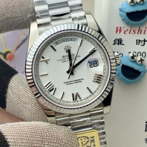 Alternative view of PPM Mods Weighted DD - Ceiling-Level 'Rolex DD Day-Date' PPM's replica redefines the weighted DD version, featuring genuine original molds for strap color, dial color, watch weight, and thickness. The strap incorporates ceramic tubes compatible with authentic models—this is not a compromised replica, but a comprehensive leap in materials and craftsmanship!Rejecting "market-grade" imitations, every gram of weight (precise 209g-212g) and every millimeter of thickness fights for the dignity of the original. Strap: Authentic 3mm thickness. Weight: Approx. 107g (non-extended). Ceramic tube version: ±1-2g.Case: Original thickness: 12.3mm (non-thickened) Weight: Original 3255: 102g; Optional 2836: ±1g. Full series total weight: 209g-212g. ⚠️"Excludes diamond bezel models." Authentic thickness achieved through monolithic forging of high-density aerospace-grade military alloy, with hardness rivaling 18K gold!Exclusive vacuum ion-plated gold technology delivers a luster infinitely close to 18K gold's signature warm texture, offering scratch resistance and durability. Precisely replicates every link's form, thickness, and curvature of the genuine strap. Dial: Features original-grade raised ink, matching the top-tier dial craftsmanship of the factory. Hands are sharp, hour markers are full, and luminescence is uniform.Movement options: Premium Edition 2836 or 3255 integrated movement (±72-hour power reserve) available for your selection!