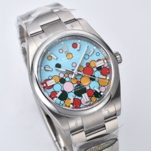 Clean Factory/C Factory Bubble Noodles 36mm Oyster Perpetual 126000   3230 movement shipped. This features a 36mm dial, while the 41mm version is also available—the Rolex Datejust comes in two sizes.This 36mm Perpetual Calendar features the 3230 movement, a perfect 1:1 replica mold. Authenticity comparison images follow. All components exhibit extremely high similarity. Bubble Noodles purchases genuine 1:1 replica molds, faithfully reproducing every series. Bubble Noodles is another dark horse following Tiffany Blue. Clean's pursuit of detail is evident to all.The logo on the clasp represents a significant breakthrough in craftsmanship. CNC-engraved with precise contours, it features a glossy finish on the inner surface. The luminous material uses the original SL blue, retaining its characteristic texture and speckles—a trait familiar to any watch enthusiast who's handled or seen the real thing. This is now a hallmark of Rolex authenticity.