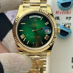 PPM Mods Weighted DD - Ceiling-Level 'Rolex DD Day-Date' PPM's replica redefines the weighted DD version, featuring genuine original molds for strap color, dial color, watch weight, and thickness. The strap incorporates ceramic tubes compatible with authentic models—this is not a compromised replica, but a comprehensive leap in materials and craftsmanship!Rejecting "market-grade" imitations, every gram of weight (precise 209g-212g) and every millimeter of thickness fights for the dignity of the original. Bracelet: Authentic 3mm thickness Weight: Approx. 107g (non-extended) 🈚 Ceramic tube version ±1-2g.Case: Original thickness: 12.3mm (non-thickened) Weight: Original 3255: 102g; Optional 2836: ±1g. Full series total weight: 209g-212g. ⚠️"Excludes diamond-set models." Authentic thickness achieved through monolithic forging of high-density aerospace-grade military alloy, with hardness rivaling 18K gold!Exclusive vacuum ion-plated gold technology delivers a luster infinitely close to 18K gold's signature warm texture, offering scratch resistance and durability. Precisely replicates every link's shape, thickness, and curvature of the genuine strap. Dial: Features original 3D ink, matching the top-tier dial craftsmanship of the factory. Sharp hands, full indices, and uniform luminescence.Movement options: Premium Edition 2836 or 3255 integrated movement (±72-hour power reserve) available for your selection!