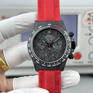 TW+ Daytona Series Carbon Fiber Luminous Case Custom Edition. This timepiece offers lightweight comfort with a rugged exterior, featuring a uniquely patterned carbon fiber material in every piece.                          【Case】Dimensions: 40mm x 12.4mm. TW Factory masterfully crafts the distinctive allure of carbon fiber Rolex.Exclusively in the market, the entire case, bezel, and caseback are crafted from high-composite carbon fiber and ultra-strong luminous powder. Details are meticulously hand-beveled and polished, delivering exceptional texture.                  【Bracelet Clasp】The strap features a hand-woven synthetic fiber band, offering breathable comfort and a soft texture.                       【Movement】Equipped with the latest precise and mature 4801 movement (matching the 4130 in functionality and thickness), it perfectly delivers powerful features—truly the king of value!