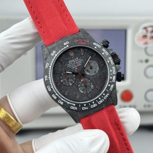 Alternative view of TW+ Daytona Series Carbon Fiber Luminous Case Custom Edition. This timepiece offers lightweight comfort with a rugged exterior, featuring a uniquely patterned carbon fiber material in every piece.                          【Case】Dimensions: 40mm x 12.4mm. TW Factory masterfully crafts the distinctive allure of carbon fiber Rolex.Exclusively in the market, the entire case, bezel, and caseback are crafted from high-composite carbon fiber and ultra-strong luminous powder. Details are meticulously hand-beveled and polished, delivering exceptional texture.                  【Bracelet Clasp】The strap features a hand-woven synthetic fiber band, offering breathable comfort and a soft texture.                       【Movement】Equipped with the latest precise and mature 4801 movement (matching the 4130 in functionality and thickness), it perfectly delivers powerful features—truly the king of value!