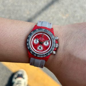 TW Factory ROLEX Cosmograph Daytona Carbon Fiber Custom Edition. This timepiece offers lightweight comfort with a rugged exterior, featuring a unique carbon fiber pattern on every watch. 【Case】 Dimensions of 40x12.4mm perfectly match the original. TW Factory masterfully crafts the distinctive character of carbon fiber Rolex.Exclusively in the market, the entire case, bezel, and caseback are crafted from high-composite carbon fiber and ultra-bright luminous powder. Meticulous hand-polishing and chamfering enhance every detail, delivering exceptional texture.【Bracelet Clasp】The strap is crafted from synthetic fiber webbing, offering breathable comfort and a soft texture. 【Movement】Features the latest precise and mature 4801 movement (functionality and thickness identical to the 4130), perfectly delivering powerful functionality—the ultimate value for money!!!