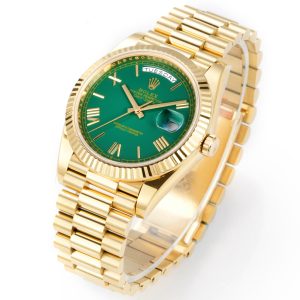 Alternative view of PPM Mods Weighted DD - Ceiling-Level 'Rolex DD Day-Date' PPM's replica redefines the weighted DD version, featuring genuine original molds for strap color, dial color, watch weight, and thickness. The strap incorporates ceramic tubes compatible with authentic models—this is not a compromised replica, but a comprehensive leap in materials and craftsmanship!Rejecting "market-grade imitations," every gram of weight (precise 209g-212g) and every millimeter of thickness fights for the dignity of the original. Bracelet: Authentic 3mm thickness Weight: Approx. 107g (non-extended) 🈚 Ceramic tube version ±1-2g.Case: Original thickness: 12.3mm (non-thickened) Weight: Original 3255: 102g; Optional 2836: ±1g. Overall weight for entire series: 209g-212g. ⚠️"Excludes diamond-set models." Authentic thickness achieved through monolithic forging of high-density aerospace-grade military alloy, with hardness rivaling 18K gold!Exclusive vacuum ion-plated gold technology delivers a luster infinitely close to 18K gold's signature warm texture, offering scratch resistance and durability. Precisely replicates every link's shape, thickness, and curvature of the authentic bracelet. Dial: Features genuine three-dimensional ink, matching the top-tier dial craftsmanship of the original factory. Sharp hands, full hour markers, and uniform luminescence.Movement options: Premium Edition 2836 or 3255 integrated movement (±72-hour power reserve) available for your selection!